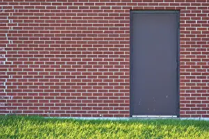 Ontario Canada Landscape Photography Imprime: Brick wall with rectangular door and a meadow in front of it
