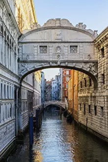 Puente de los Suspiros a la luz del amanecer.