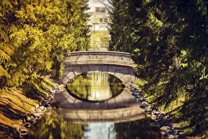 Waterfront Cityscape Photography Imprime: Bridge in the spring in the park