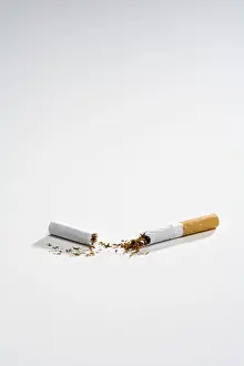 Broken Cigarette Imprime: Broken cigarette split into two, split in half
