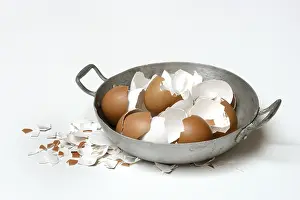 Plain Colored Background Photoshoots Imprime: Broken eggshells in shells