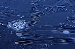 Frozen Winter Scene Imprime: Bubbles and structure in ice
