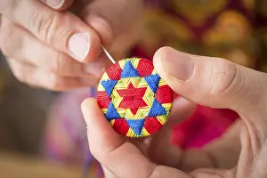 Handmade Button Blanks Imprime: Button maker cutting finishing star pattern