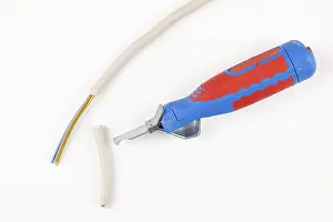 Studio Shot Background Imprime: A cable and a cable puller in red and blue on a white background