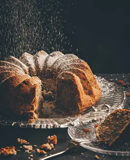 Studio Shot Dessert Photos Imprime: Cake with falling sugar