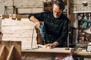 Handicraft Profession Imprime: Carpenter using electric drill