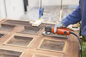 Carpenter At Work Imprime: Carpenter at work with angular Sander