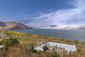 Waterfront Mountain Range Imprime: Landscape with Sevan lake from Sevanavank monastery
