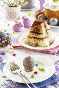 Christian Easter Celebration Imprime: Table setting. Easter table with Easter eggs and easter orthodox sweet bread
