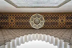 Impresiones de Detalle del techo con lámpara, arabéscue, ornamentación en el area de entrada, vista desde abajo, Mausoleo en Rabat, Rabat-Sale-Kenitra, Marruecos Detalle del techo con lámpara, arabéscue Rabat Imprime: Detalle del techo con lámpara.