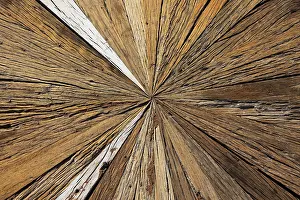 Deserted Wooden Structure Imprime: Centre of an old table top