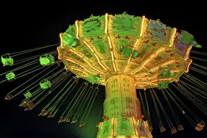 Deserted Evening Scene Imprime: Chain carousel in the evening