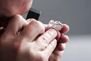 Gemstone Inspection Imprime: Checking a ring with a gemstone for authenticity