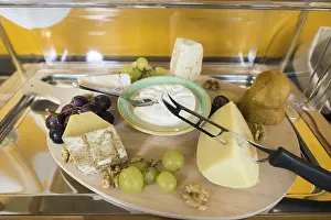 Deserted Dinner Table Setup Imprime: Cheese Table