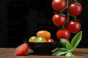 Fruit Nutrition Imprime: Cherry tomatoes on the stem and in skin