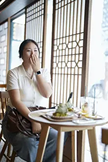 Female Portrait Photography Imprime: In a chic cafe at a window table