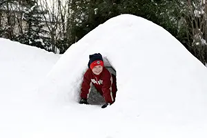 Happy Children Playing Outside Imprime: Child plays in igloo