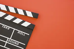 Red Background Imprime: Clapperboard on red background with space