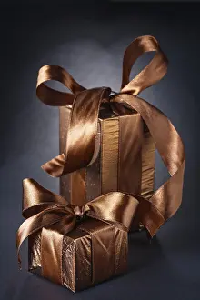 Christmas Gift Imprime: Two classical gift boxes on black background