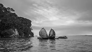 Abel Tasman National Park Imprime: Cleaved rock, Split Apple Rock