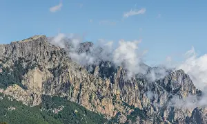 Uninhabited Mountain Tops Imprime: Cliffs and rocks in front of clouds