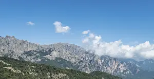 Mountain Pass Photography Imprime: Cliffs and rocks in front of clouds