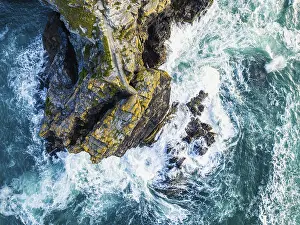 Uninhabited Cornish Coast Imprime: Top Down over Cliffs and Waves