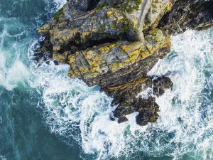 Top Down View Imprime: Top Down over Cliffs and Waves from a drone