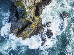 British Countryside Aerial Shot Imprime: Top Down over Cliffs and Waves from a drone