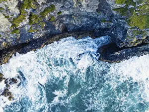 Drone Photography Cornwall Imprime: Top Down over Cliffs and Waves from a drone