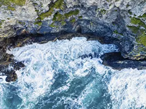 Top Down Drone View Imprime: Top Down over Cliffs and Waves from a drone