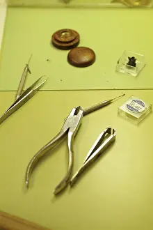 Antique Clock Restoration Imprime: Clockmaker restore clock