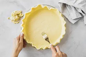 Pastry Detail View Imprime: Close up hands preparing pie