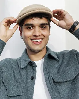 Close Up Man Imprime: Close up smiley man posing with hat