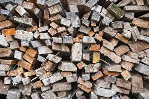 Deserted Woodpile Imprime: Close up of a stack of timber with rusty nails