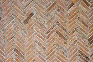 Deserted European Structure Imprime: Close-up of a brick wall with a zigzag pattern