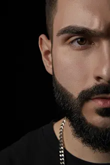 Male Portrait Photography Imprime: A close-up dramatic portrait of a young serious guy