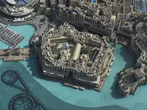 Dubai Imprime: Cadena de edificios en un complejo cuadrado.