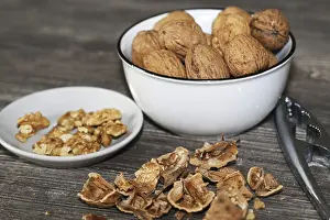 Close Up Walnuts Imprime: Close-up of walnuts on the table