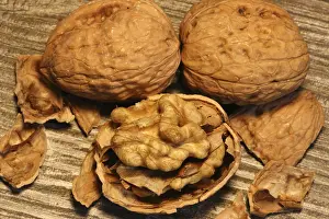 Close Up Walnuts Imprime: Close-up of walnuts on the table