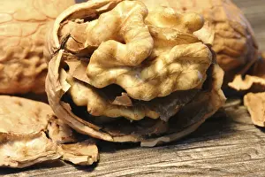 Close Up Walnuts Imprime: Close-up of walnuts on the table