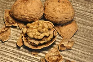 Close Up Walnuts Imprime: Close-up of walnuts on the table