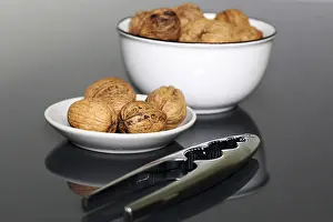 Close Up Walnuts Imprime: Close-up of walnuts on the table