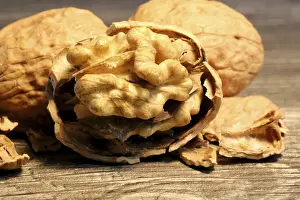 Close Up Walnuts Imprime: Close-up of walnuts on the table