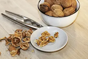 Close Up Walnuts Imprime: Close-up of walnuts on the table