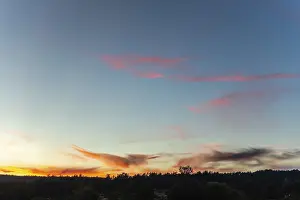 Impresiones de Cielo nublado y claro durante un atardecer. Le Rozier, Millau, Grands Causses, Florac, Lozere, Occitanie, Cevennes, Francia Cielo nublado y claro durante un atardecer Lozere Imprime: Cielo y cielo despejado durante un atardecer.