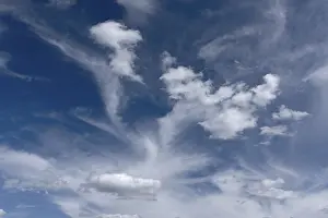 Central European Weather Patterns Imprime: Cloud formations in the evening sky