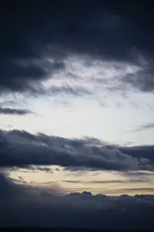 Overcast Evening Atmosphere Imprime: Cloud hole at sunset, bizarre clouds