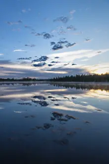 Impresiones de Reflejo de nube en un lago forestal, Norrbotten, Lapponia, Suecia, julio 2017 Lago Imprime: Reflejo en la nube de un lago forestal.
