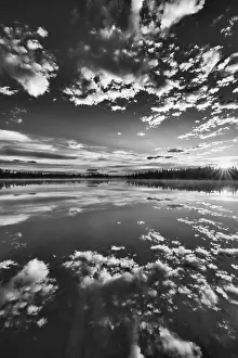 Impresiones de Reflejo en la nube de un lago forestal, Norrbotten, Laplandia, Suecia, julio 2017 Lago Imprime: Reflejo en la nube de un lago forestal.